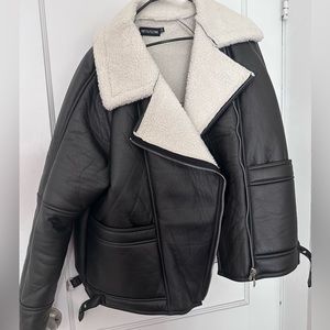 Black Faux Leather Contrast Borg Oversized Aviator
PrettyLittleThing